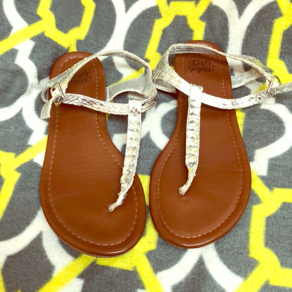 Girls size 2 sandals silver sparkly and cute!